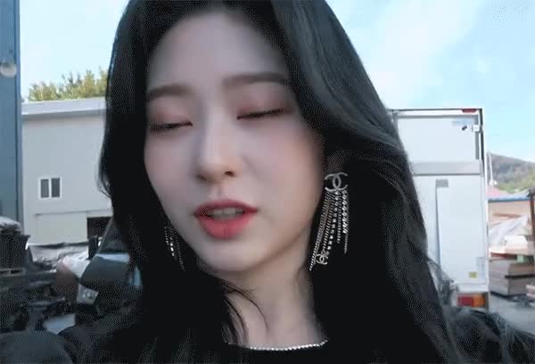 김민주 셀카모드 미모 ㄷㄷ 3.gif
