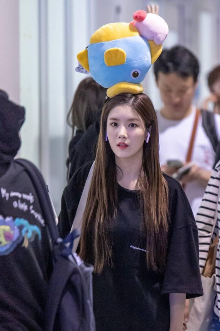 인형 받고 좋아하는 권은비 4.jpg