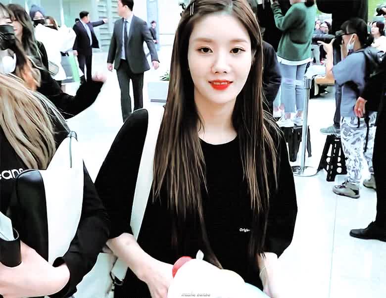 인형 받고 좋아하는 권은비 3.gif