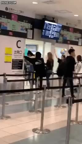인형 받고 좋아하는 권은비 2.gif