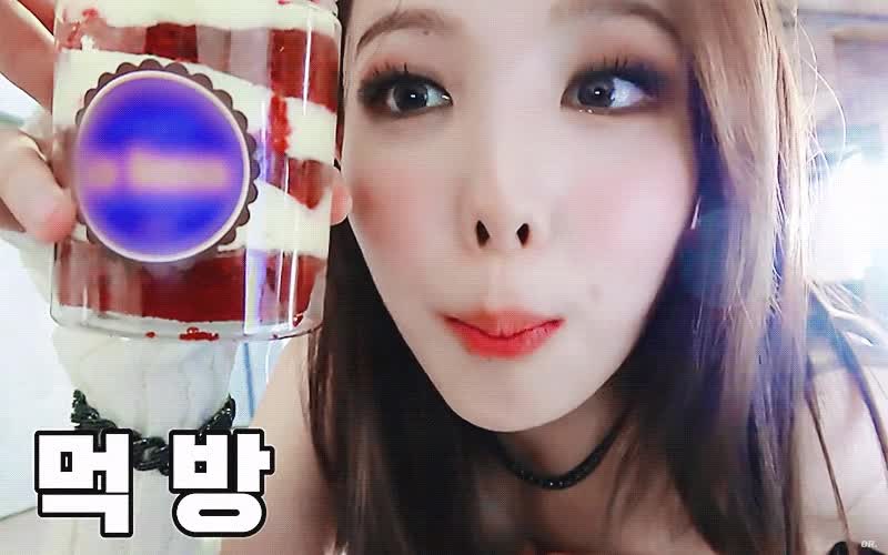 진한 화장이 예쁜 트와이스 나연 4.gif