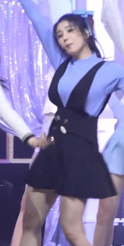 권은비 멜빵치마1.gif