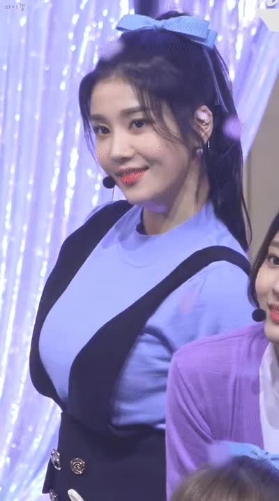 권은비 멜빵치마2.gif
