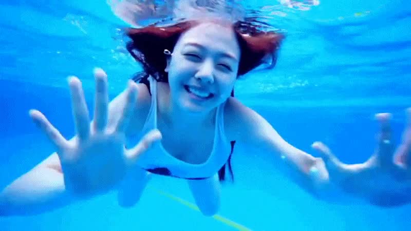 수영하는 걸스데이 민아.gif