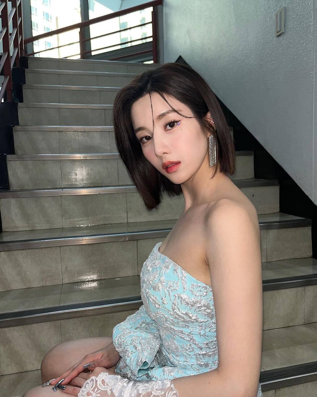권은비 섹시 오프숄더 의상 8.jpg