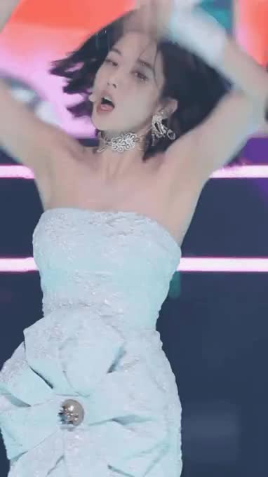 권은비 섹시 오프숄더 의상 3.gif