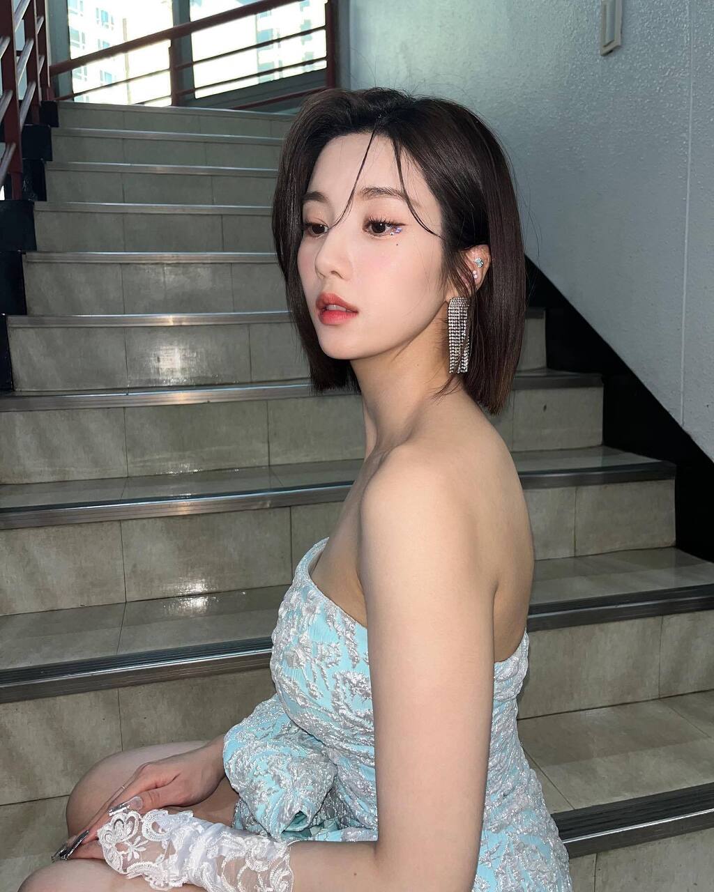 권은비 섹시 오프숄더 의상 7.jpg