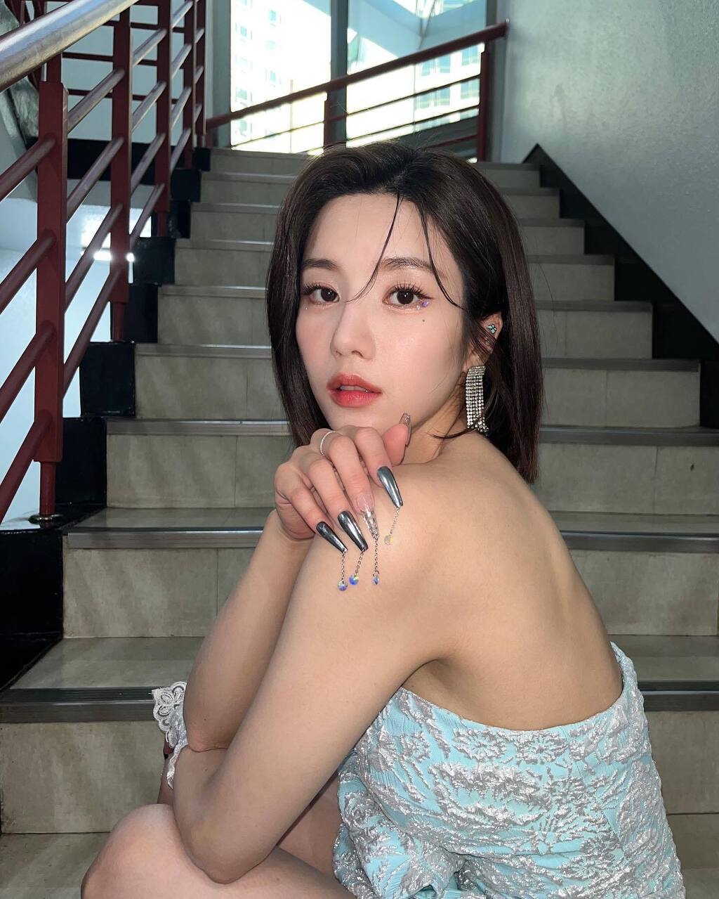 권은비 섹시 오프숄더 의상 5.jpg