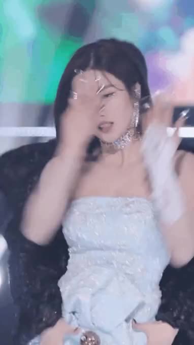 권은비 섹시 오프숄더 의상 4.gif