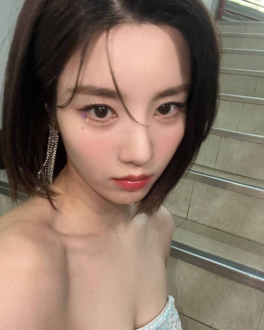 권은비 섹시 오프숄더 의상 9.jpg