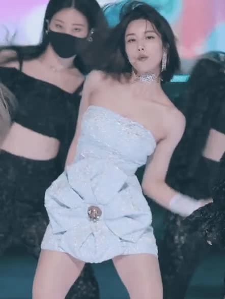 권은비 섹시 오프숄더 의상 1.gif