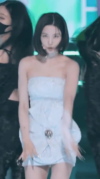 권은비 섹시 오프숄더 의상 2.gif