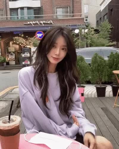 머리 넘기는 이주빈.gif
