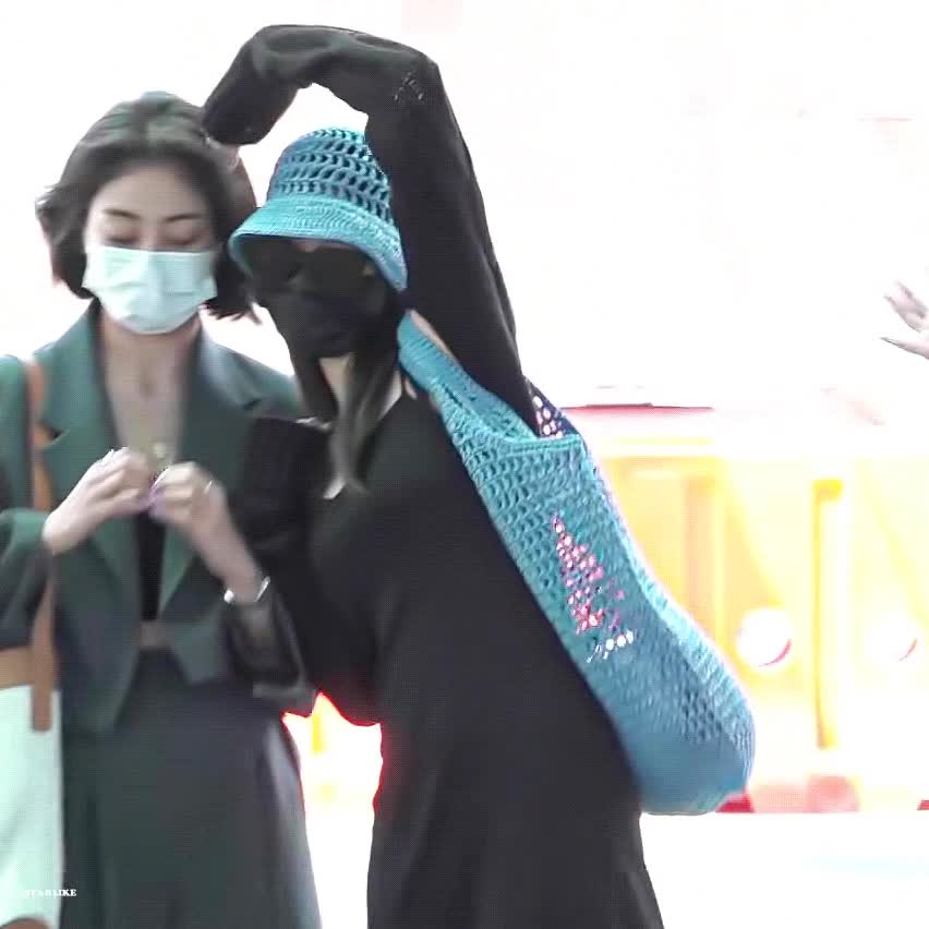 어제자 트와이스 사나 공항패션 1.gif