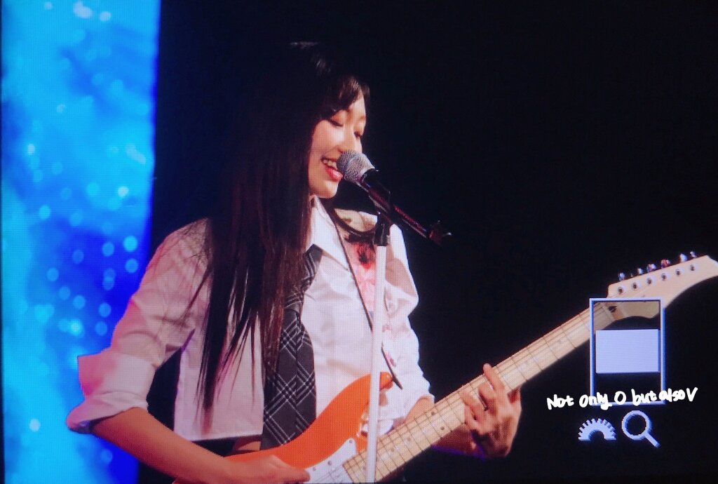 대학행사에서 일렉기타 치면서 노래 부르는 러블리즈 류수정 8.jpg