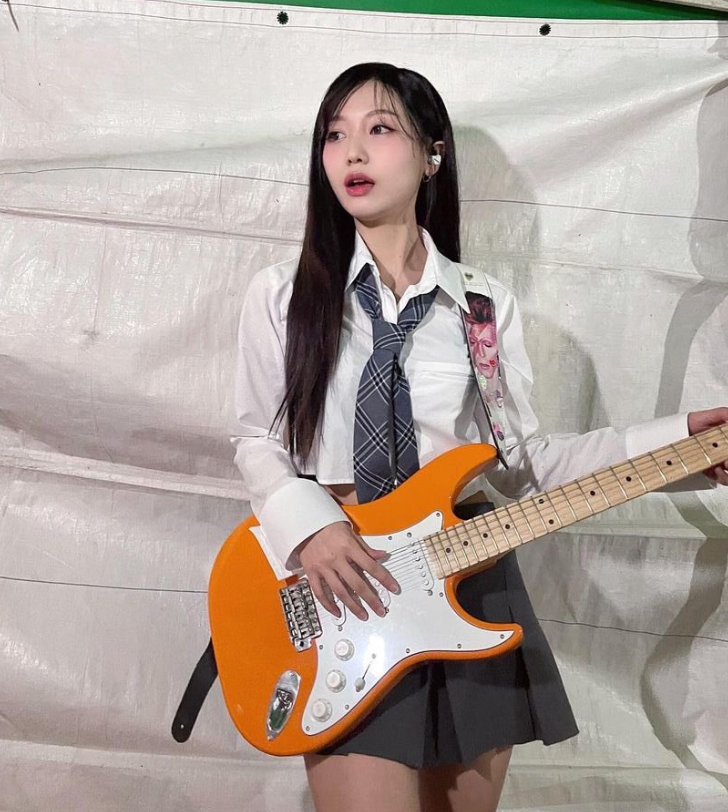 대학행사에서 일렉기타 치면서 노래 부르는 러블리즈 류수정 6.png