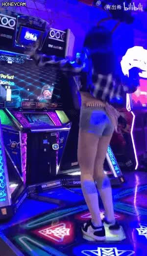 펌프댄스 처자.gif