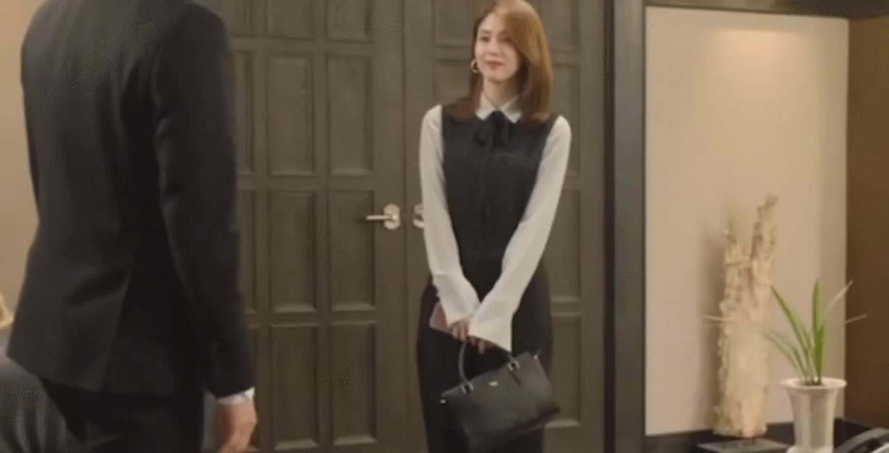 실물이 진짜 이쁘다는 한소희 3.gif