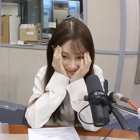 초등학교 1학년때 15kg 밖에 안나갔다는 러블리즈 유지애 25.gif