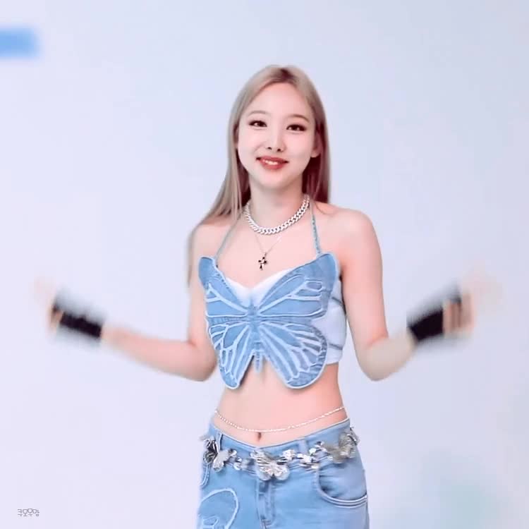 스춤 비하인드 나연 1.gif