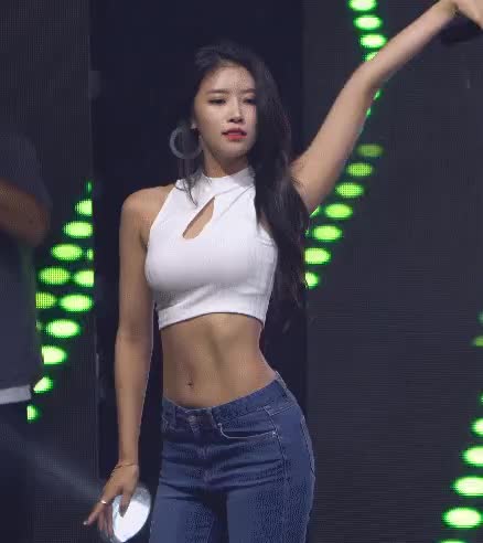 다이어트 한다고 혼자만 치킨 못먹고 있는 러블리즈 이미주 16.gif