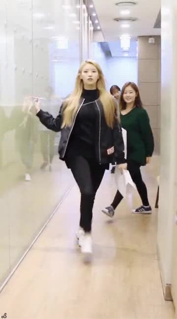 다이어트 한다고 혼자만 치킨 못먹고 있는 러블리즈 이미주 17.gif