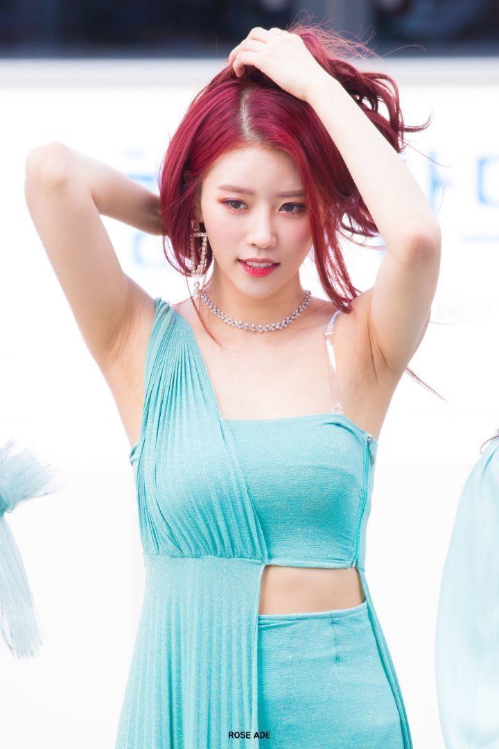 다이어트 한다고 혼자만 치킨 못먹고 있는 러블리즈 이미주 13.jpg