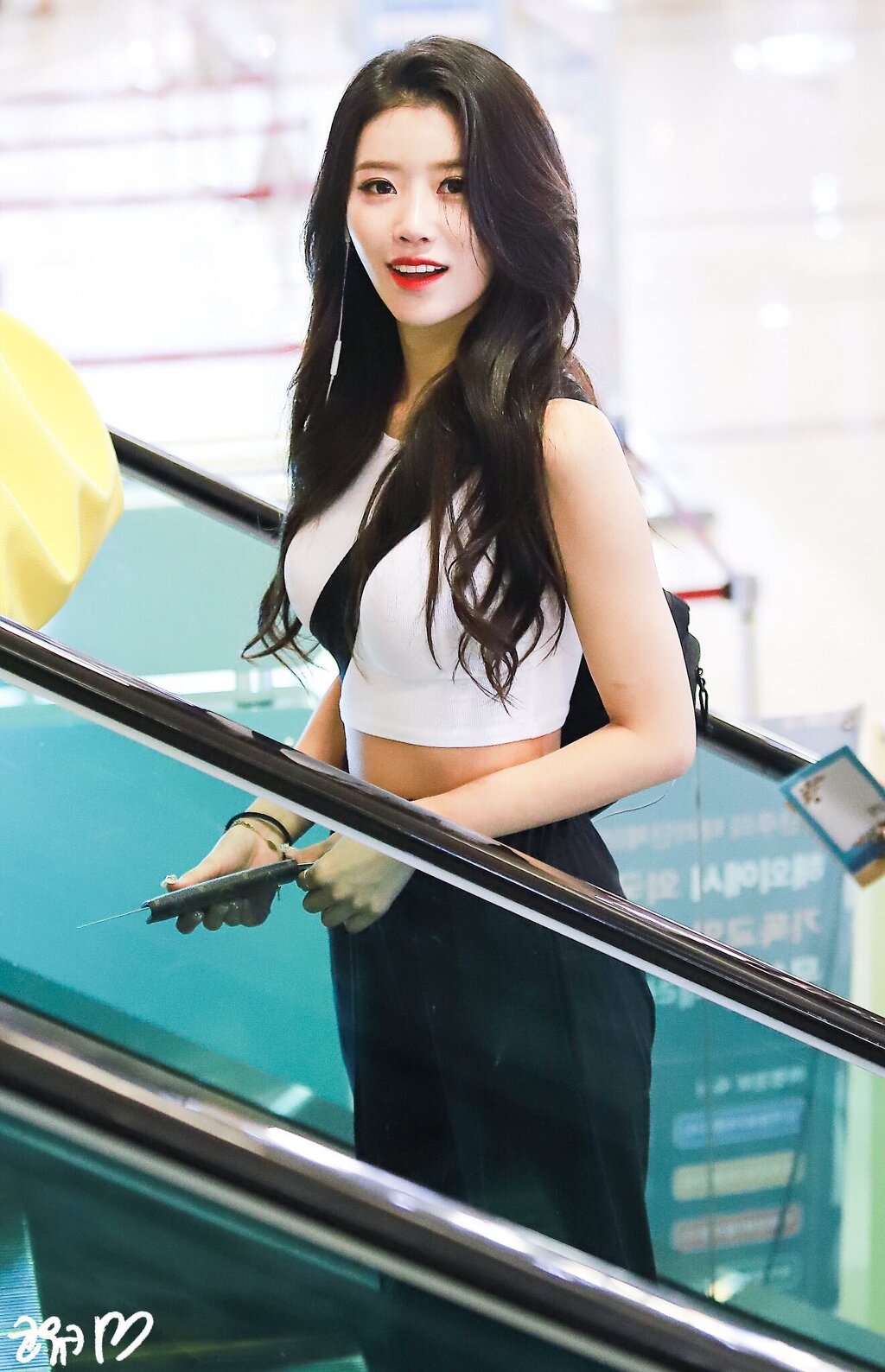 다이어트 한다고 혼자만 치킨 못먹고 있는 러블리즈 이미주 14.jpg