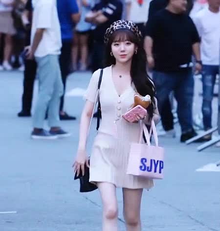 다이어트 한다고 혼자만 치킨 못먹고 있는 러블리즈 이미주 11.gif