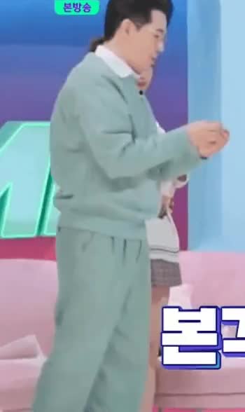 다이어트 한다고 혼자만 치킨 못먹고 있는 러블리즈 이미주 7.gif