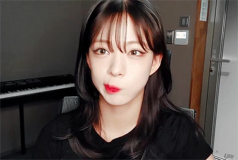 브이앱하는 프로미스나인 채영 6.gif