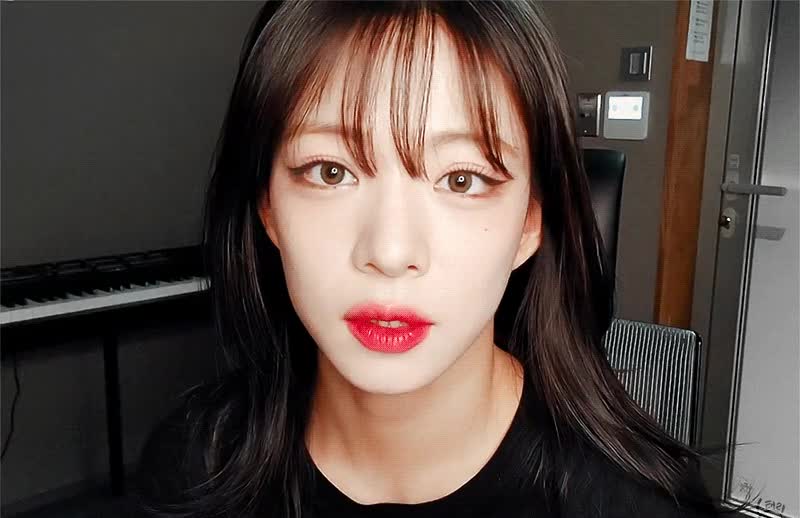 브이앱하는 프로미스나인 채영 4.gif