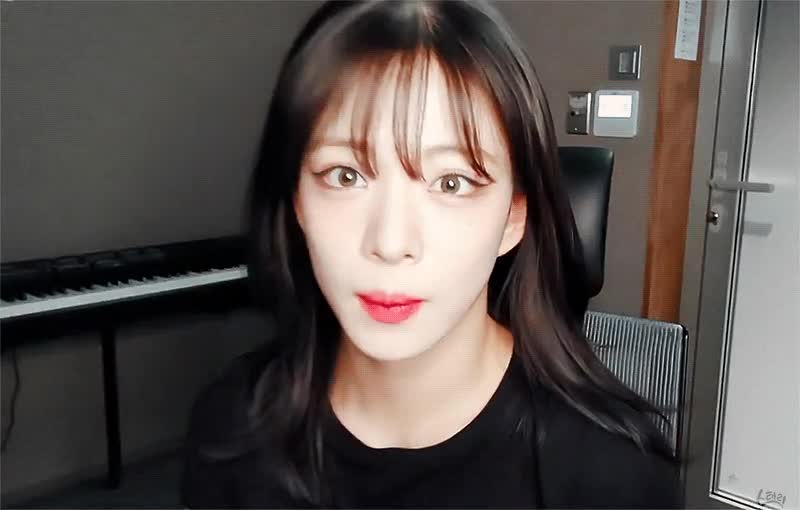 브이앱하는 프로미스나인 채영 5.gif