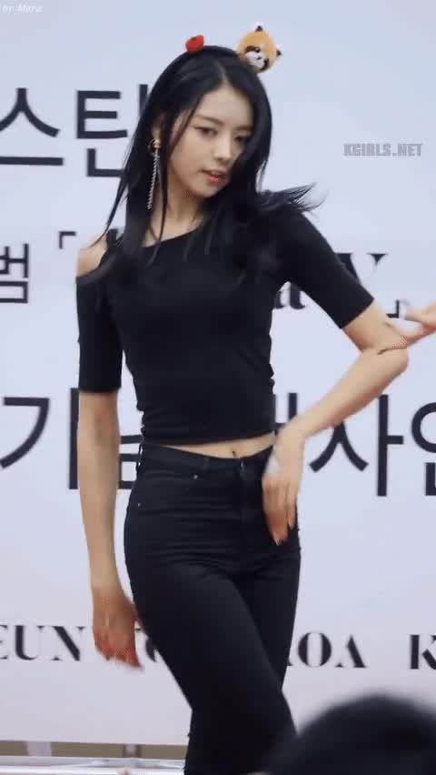 타이트한 블랙 임나영.gif