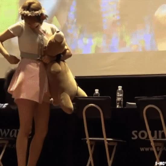 정연이 살랑살랑하자 받아주는 사나.gif