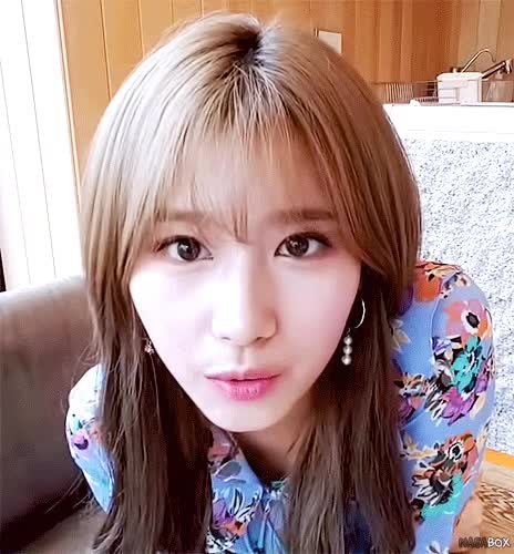 사나의 볼빵빵 공격 3.gif