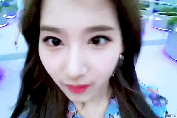 사나의 볼빵빵 공격 2.gif