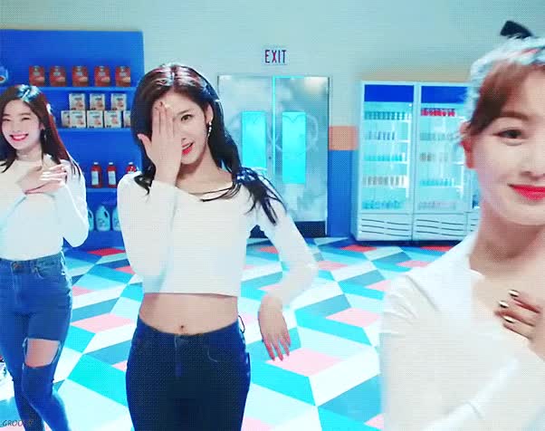 윙크하는 트와이스 사나.gif