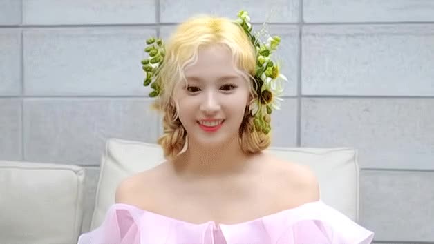 머리에 꽃이 자라버리고 만 트와이스 사나 1.gif
