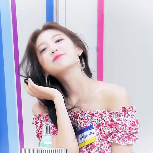 어깨를 시원하게 내보인 러블리즈 막내 정예인 14.gif