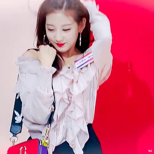어깨를 시원하게 내보인 러블리즈 막내 정예인 5.gif
