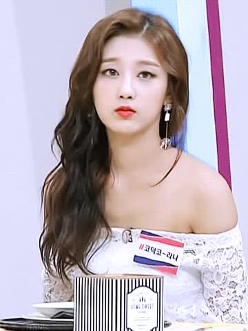 어깨를 시원하게 내보인 러블리즈 막내 정예인 1.gif