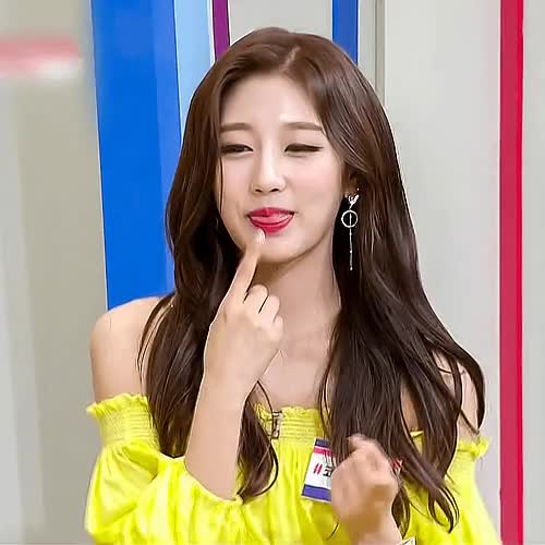 어깨를 시원하게 내보인 러블리즈 막내 정예인 6.gif