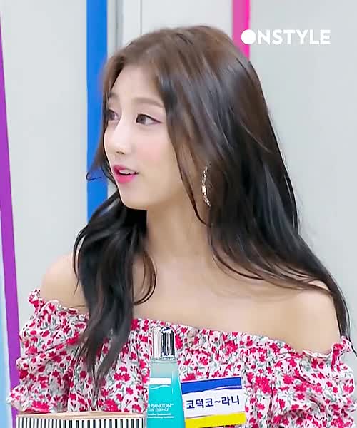 어깨를 시원하게 내보인 러블리즈 막내 정예인 11.gif
