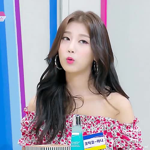 어깨를 시원하게 내보인 러블리즈 막내 정예인 8.gif