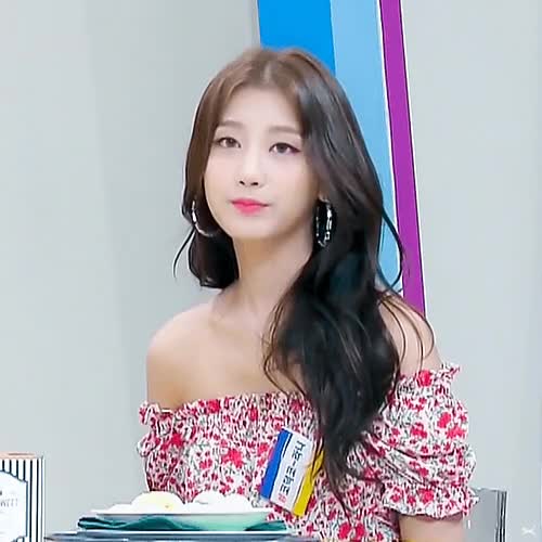 어깨를 시원하게 내보인 러블리즈 막내 정예인 15.gif
