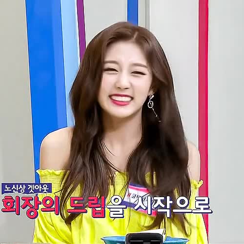 어깨를 시원하게 내보인 러블리즈 막내 정예인 7.gif