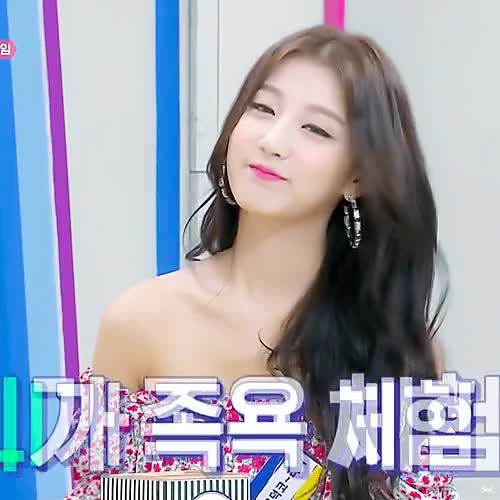 어깨를 시원하게 내보인 러블리즈 막내 정예인 12.gif