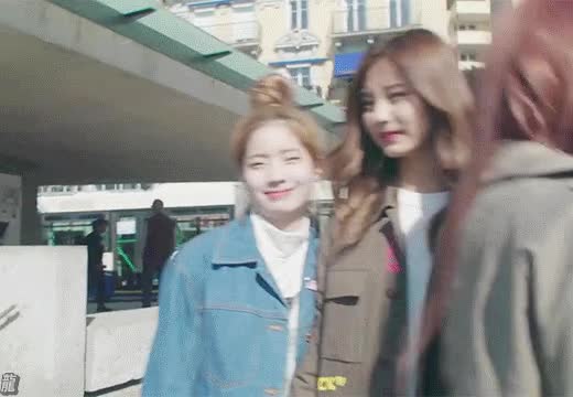 다현이가 부담스러운 쯔위.gif