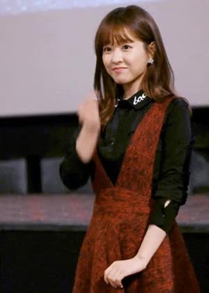 손가락 하트하는 박보영.gif